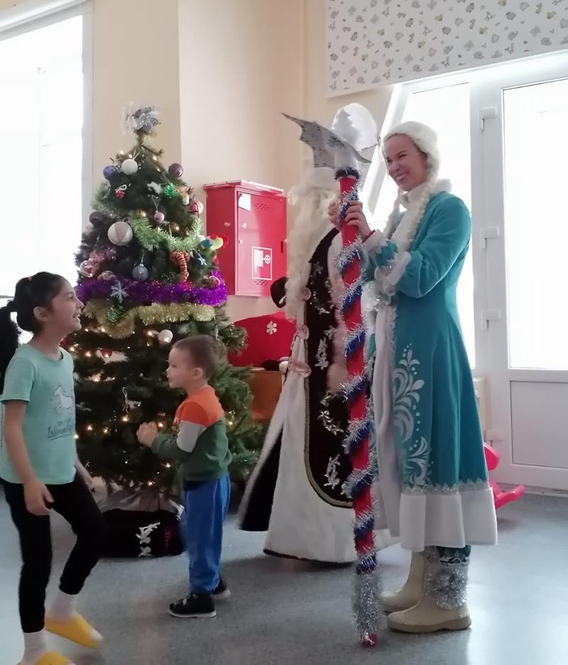 Дед Мороз и Снегурочка вручают новогодние подарки
