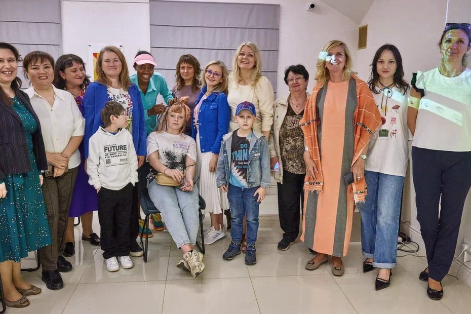 В каждом рисунке - Африка