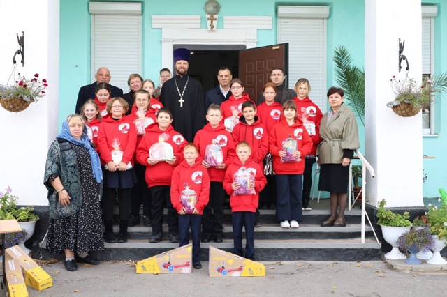 Подарки воспитанникам воскресной школы Гуково