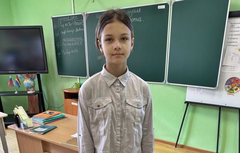 Карина в школьном классе